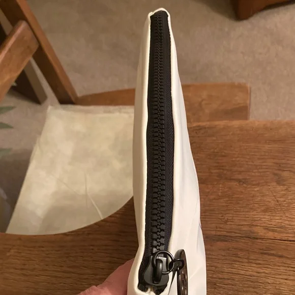 CHANEL Beaute Puffy Nylon Carryall Makeup/Cosmetic/Toiletry Pouch Case NWOT - Picture 5 of 8